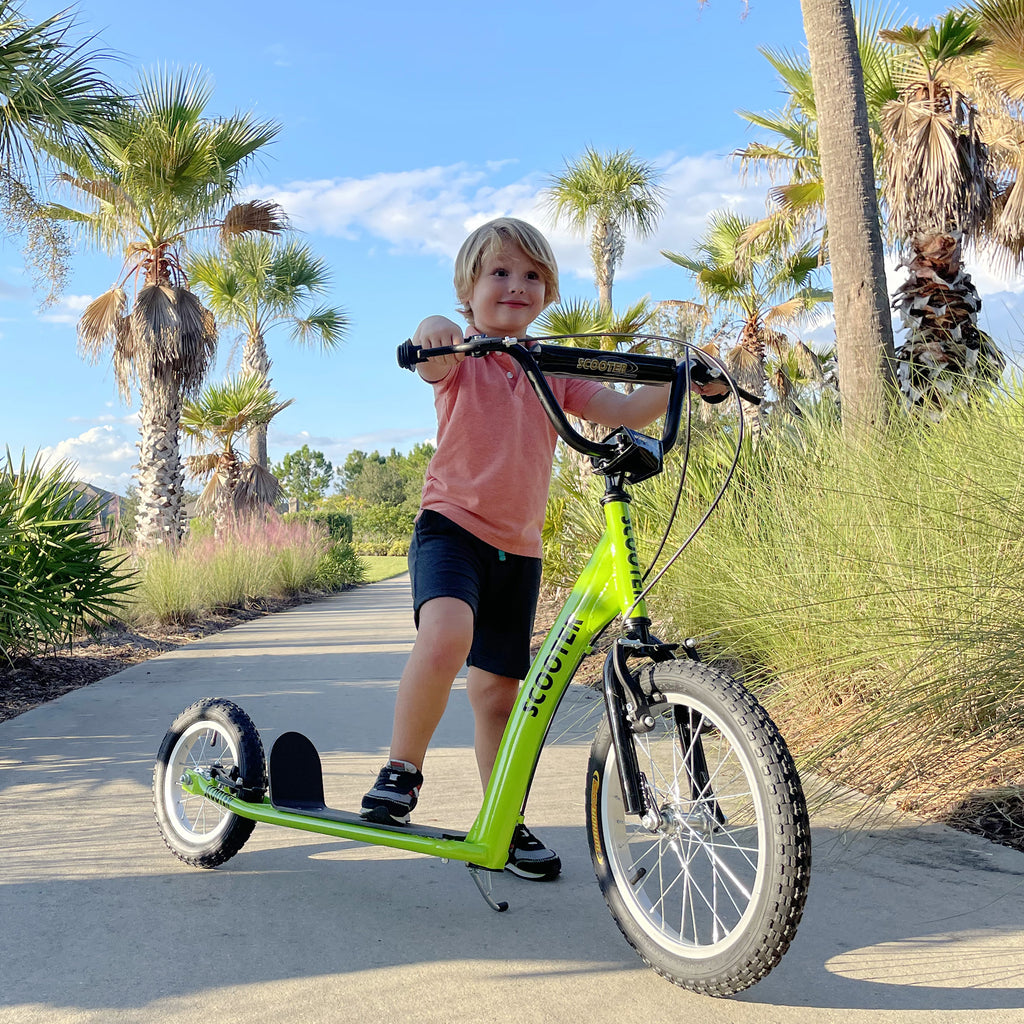 Scooter jeune avec barre réglable