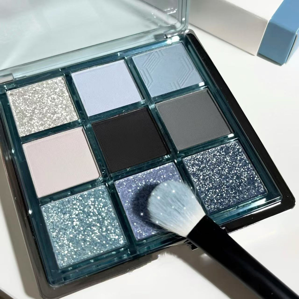 Faible saturation glace perméable bleu fumée Oeil Shadow Plate Matte Shimmer Diamond dans le Deb