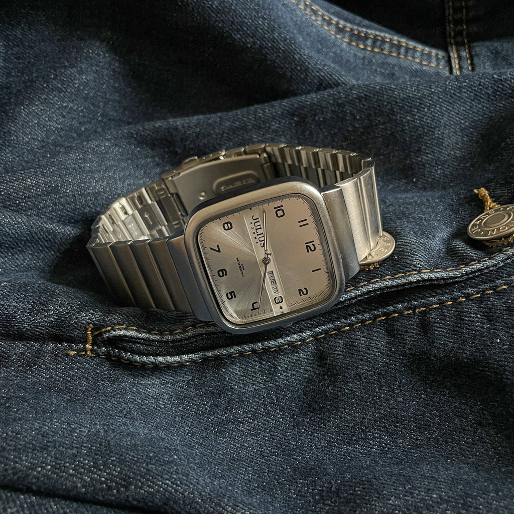 Montre de style mécanique et design adapté aux étudiants Détails du trou conceptuel pour les hommes
