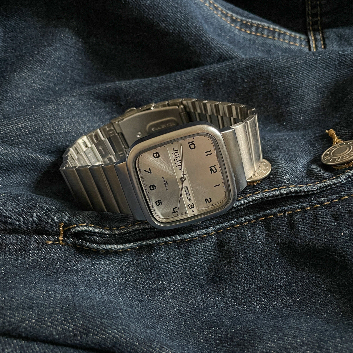 Montre de style mécanique et design adapté aux étudiants Détails du trou conceptuel pour les hommes