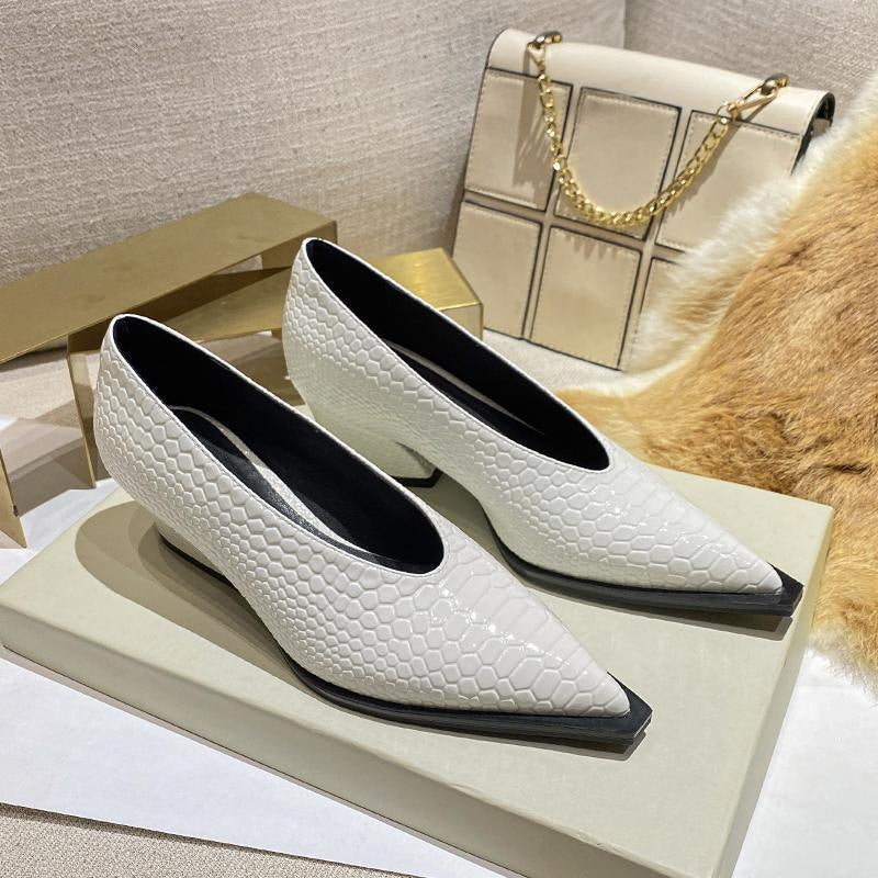 Chaussure en cuir verni pointue noir d'orteil V