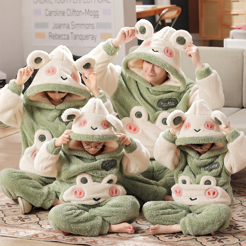 Une famille de trois vêtements de maison en peluche de corail