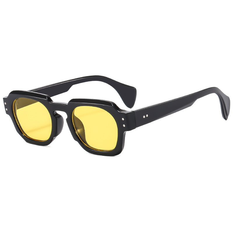 Photographie de rue élégante et moderne avec des lunettes de soleil polygonales irrégulières
