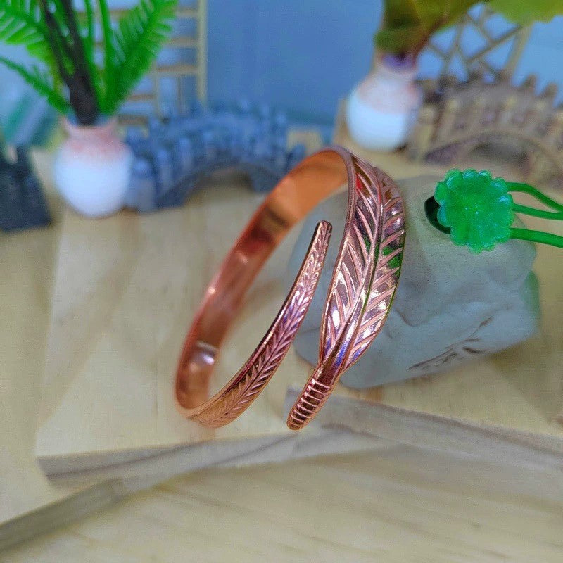 Bracelet en cuivre rétro avec un motif de feuille