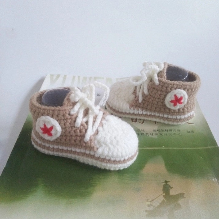 Bébé nourrisson tricoté à la main