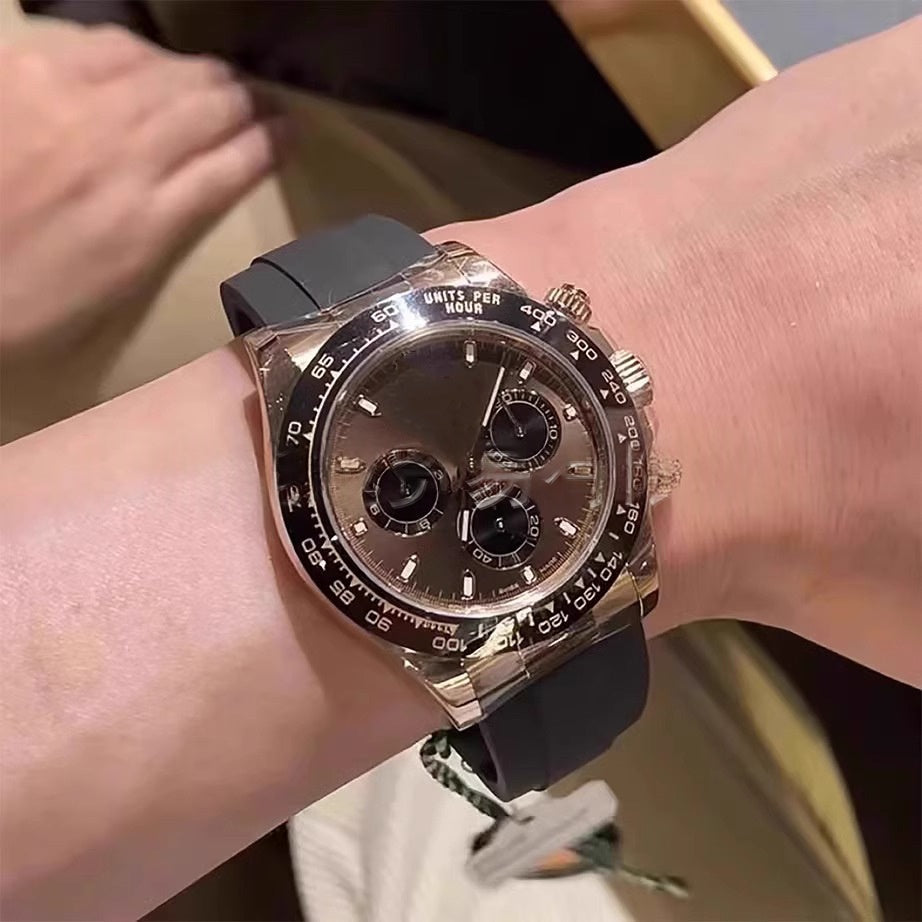 Montre mécanique homme avec une sangle en caoutchouc
