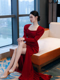 Robe de soirée satinée simple à manches longues en col carré de la mariée