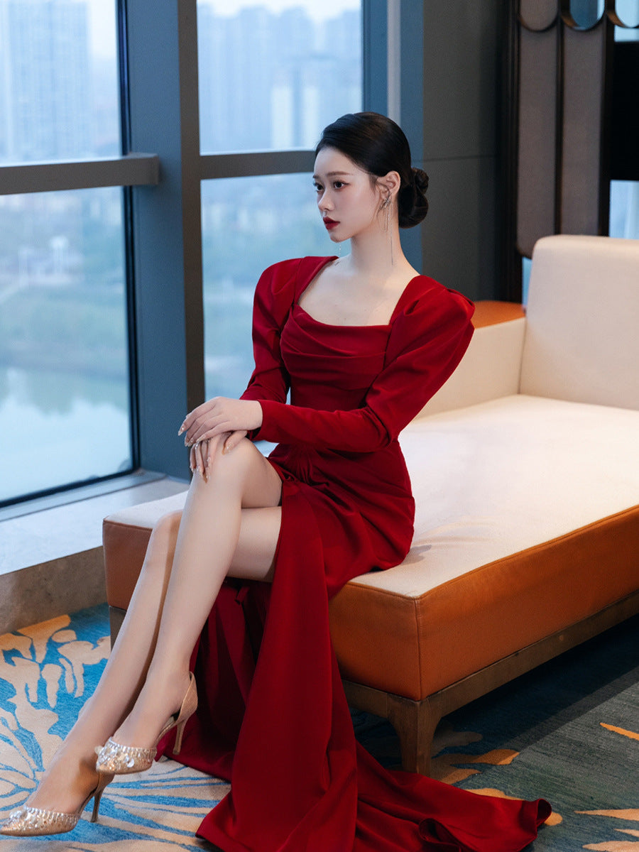 Robe de soirée satinée simple à manches longues en col carré de la mariée