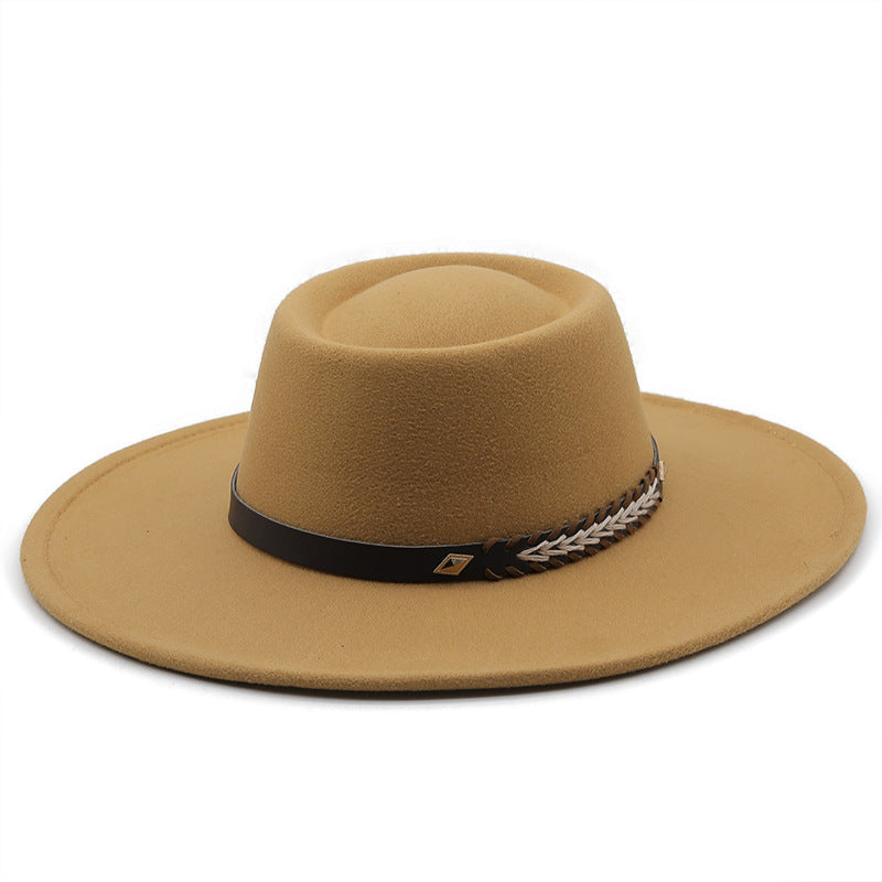 Ce chapeau de feutre a une couronne dentée et présente un large brim pour les hommes et les femmes