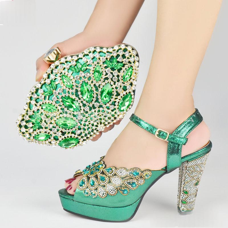 Sandales à talons hauts jumelées à un ensemble de sacs de soirée en forme de coquille en Strass