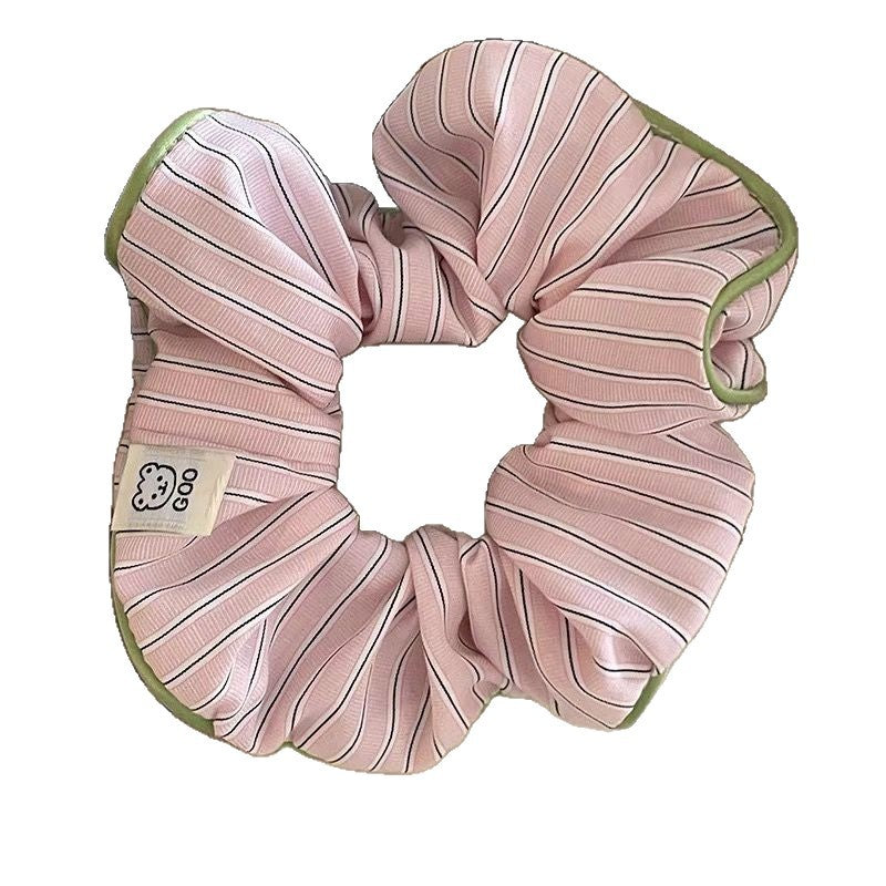 Accessoire à cheveux à rayures contrastées couleur crème avec un doux petit ours Designa Chic Scrunc