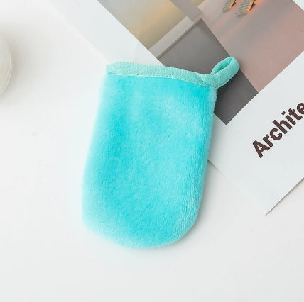 Nettoyer les cots du doigt maquillage faciale enlèvement des gants