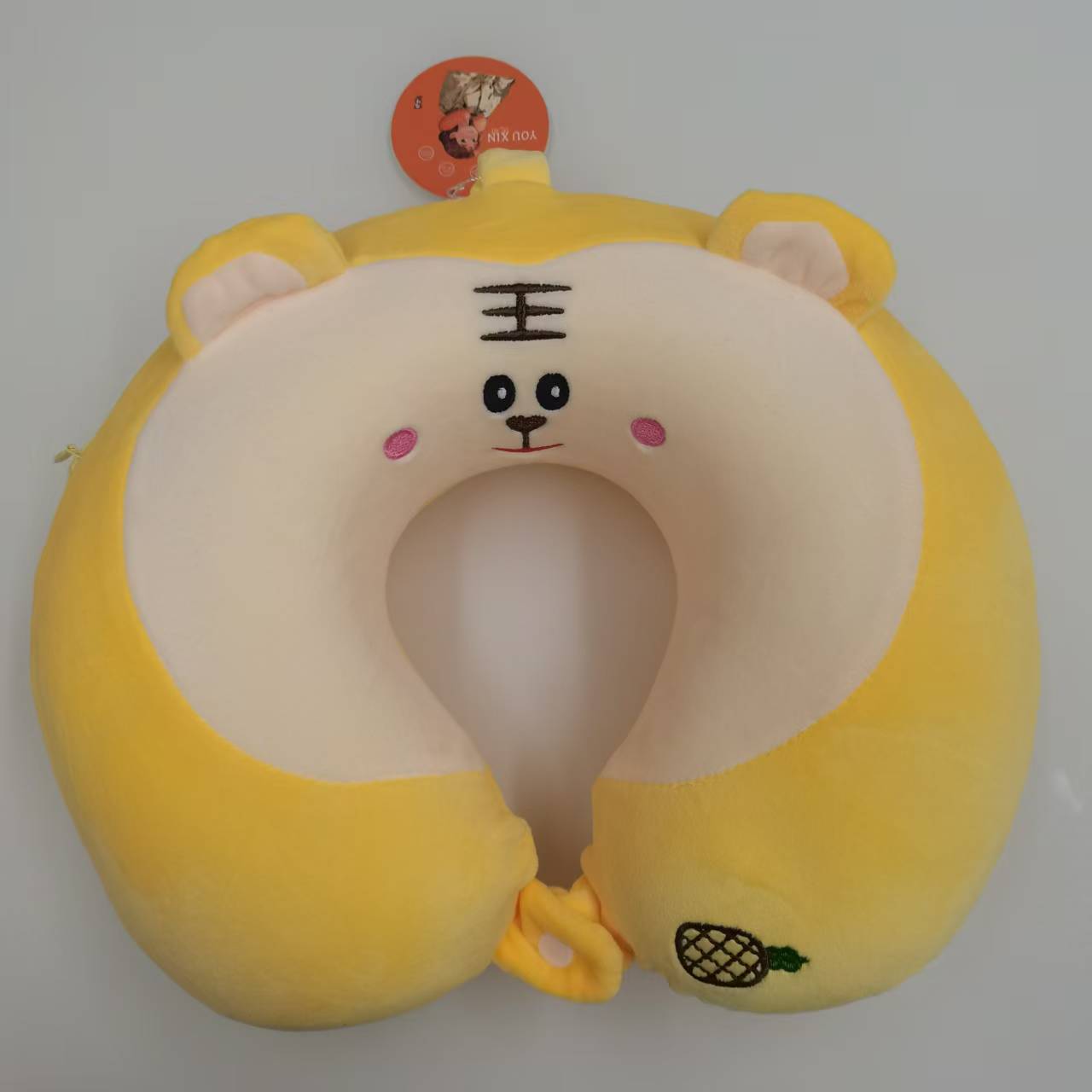 Tigre jaune mignon avec oreiller encolure ananas