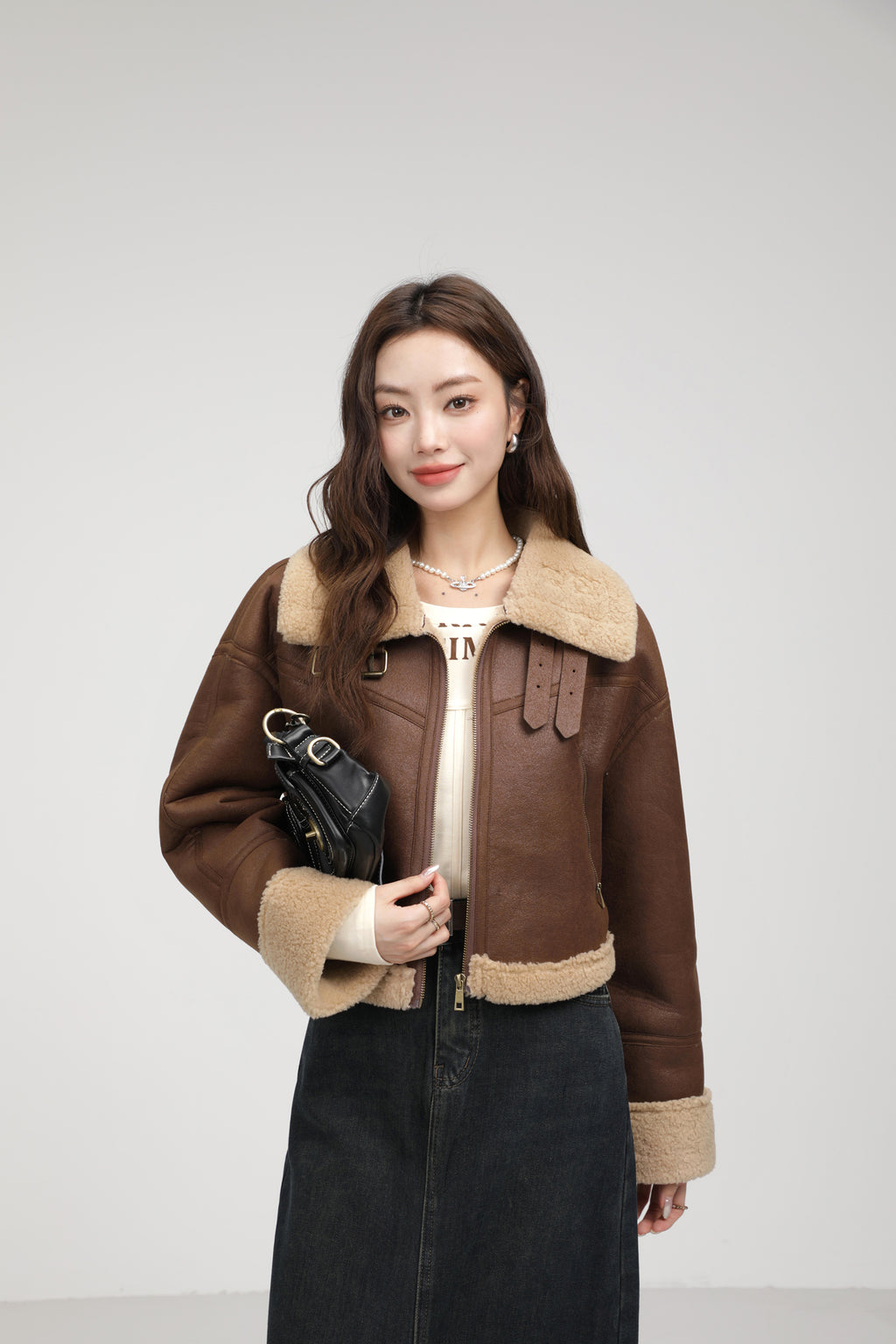 Manteau court de four à lamb intégré au collier