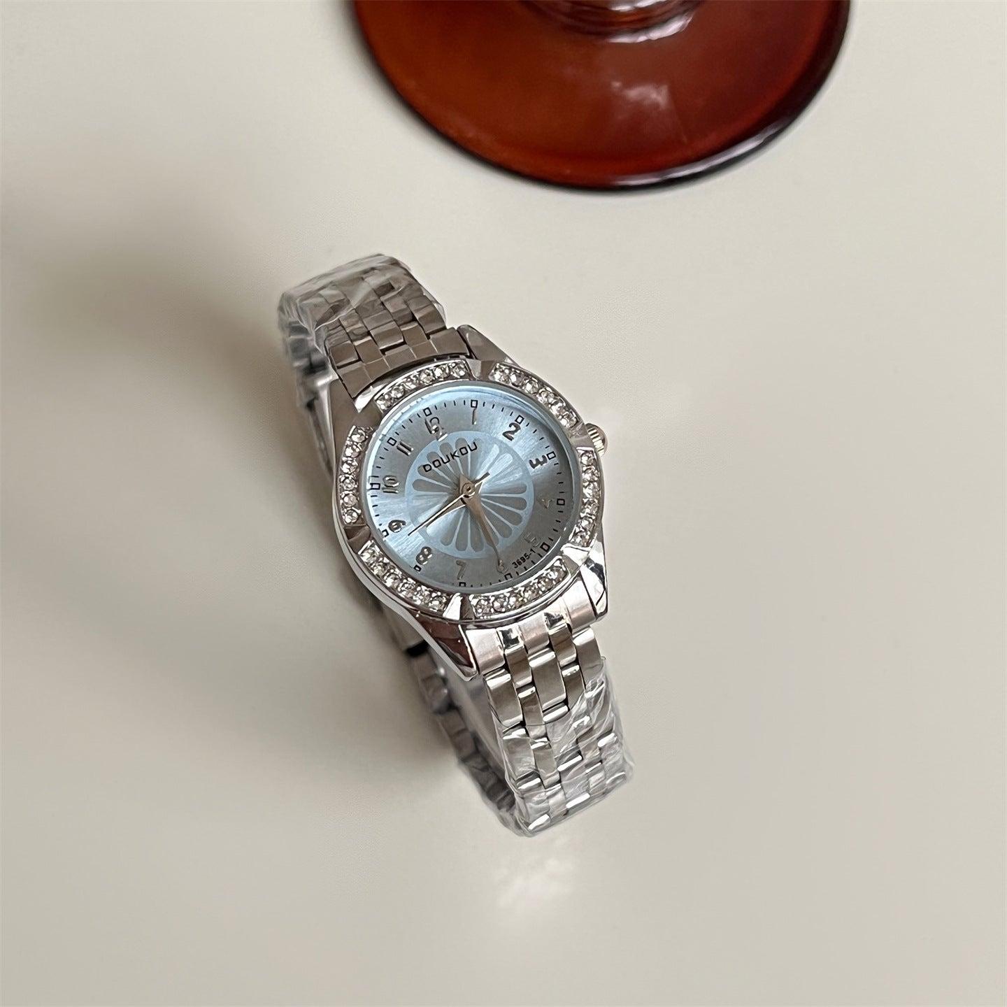 Cadran rond en forme de daisy avec embellissements diamant pour un Premium