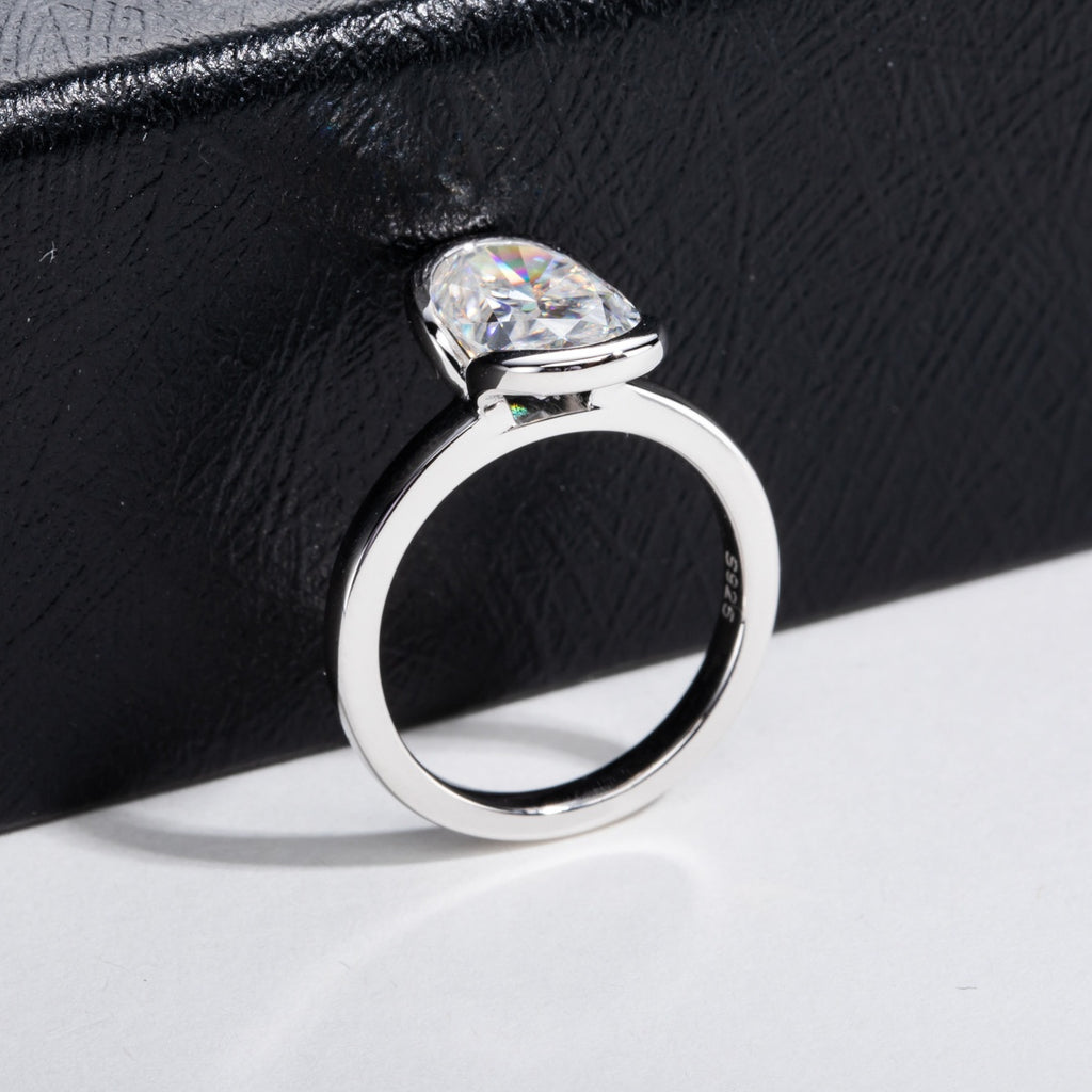 Silver Oval Semi mount Ring Avec un 3 carats De forme Fancy Moissanite Pour Femmes