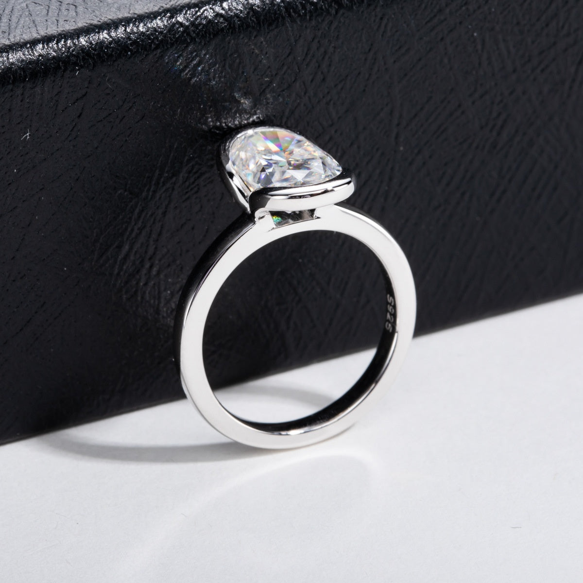 Silver Oval Semi mount Ring Avec un 3 carats De forme Fancy Moissanite Pour Femmes