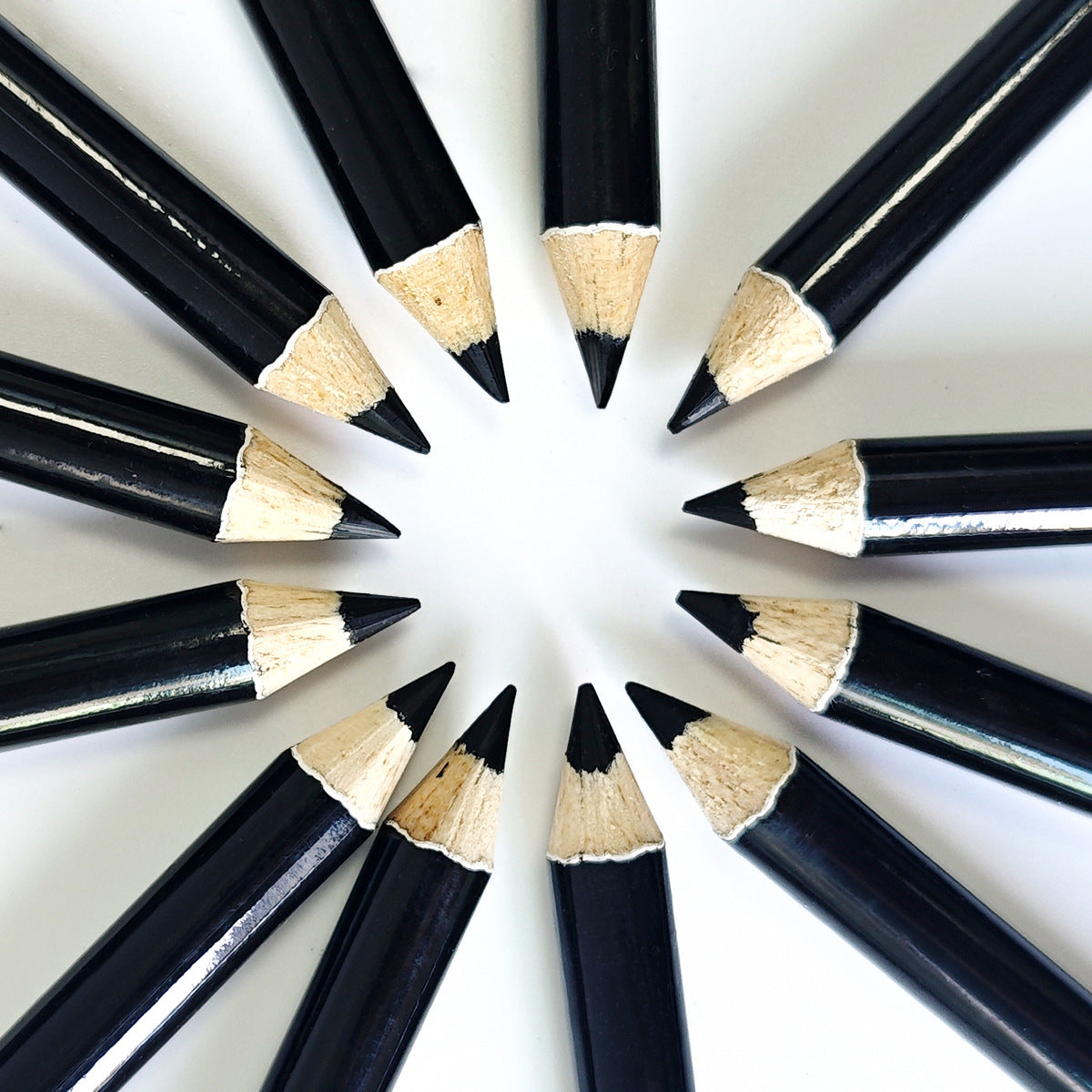 Brode en bois noir Eyelinersmooth Intensément pigmenté Ultra-fine longue durée imperméable Et