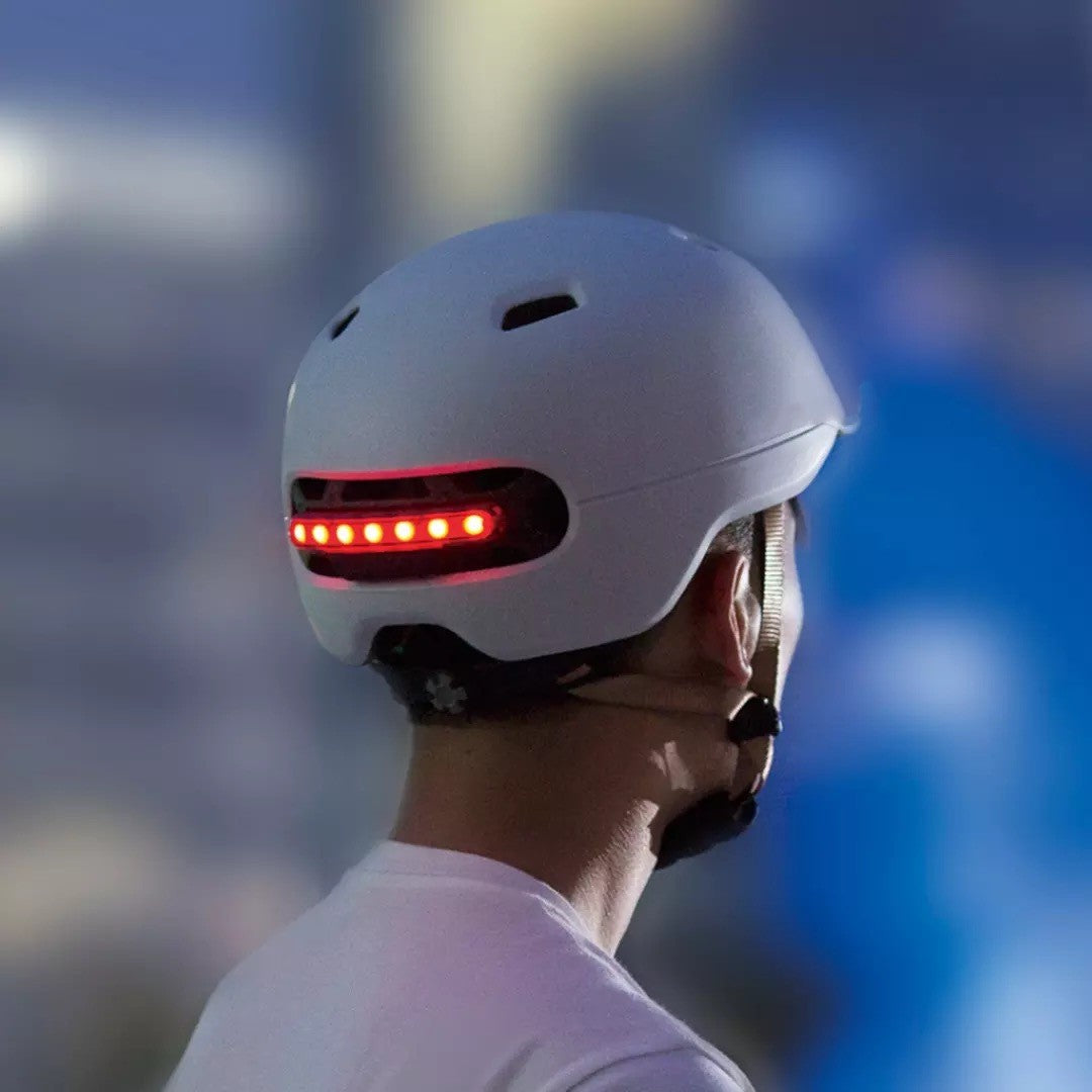 Casque intelligent d'équitation de lumière urbaine