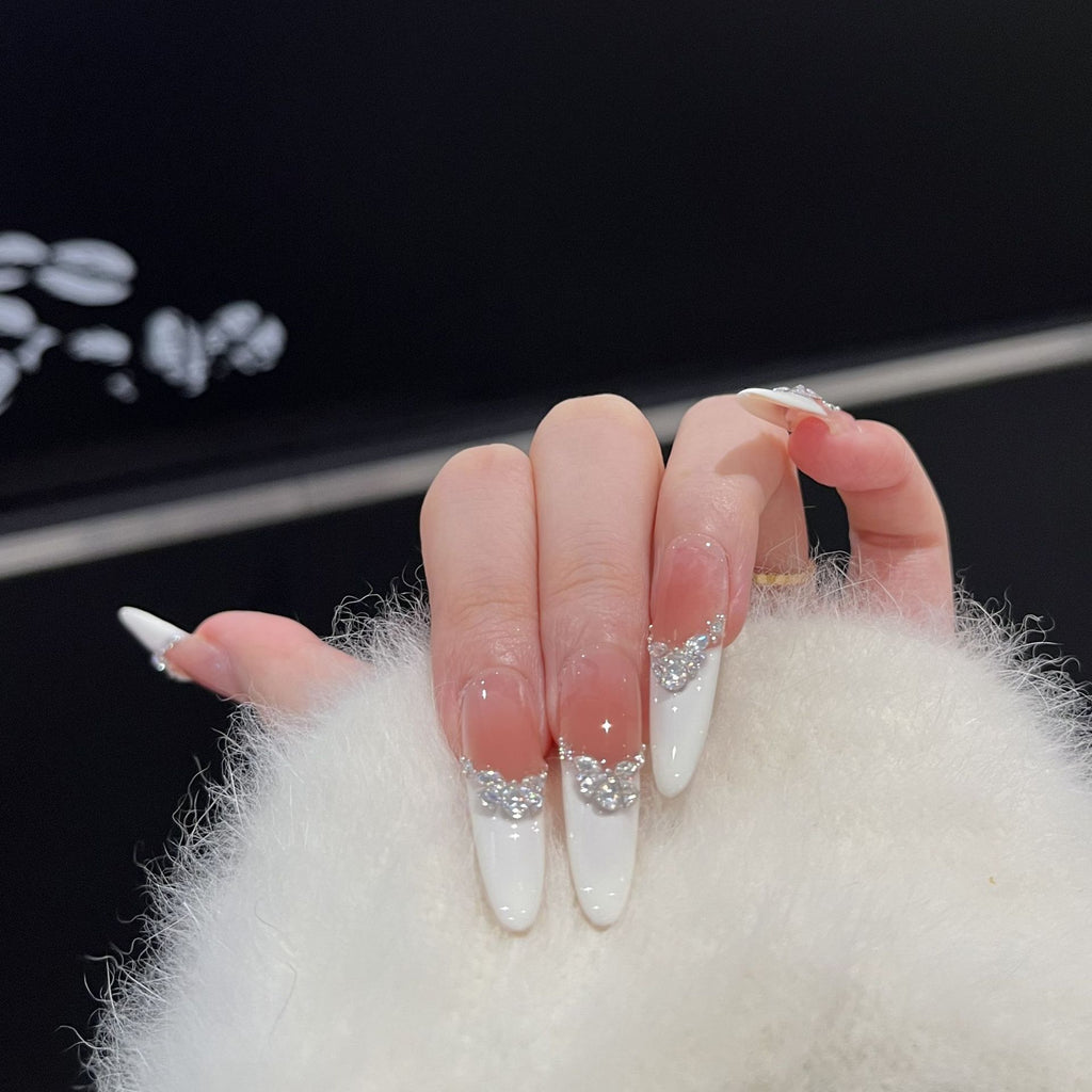 Les femmes de style français Les ongles à la main