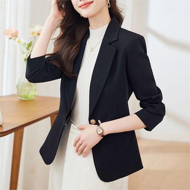 Blazer préppy-chic polyvalent pour petites cadres