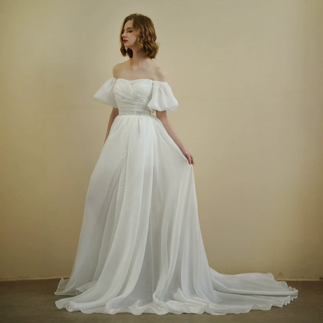 Robe de mariée légère avec un design minimaliste en mousseline et un élégant