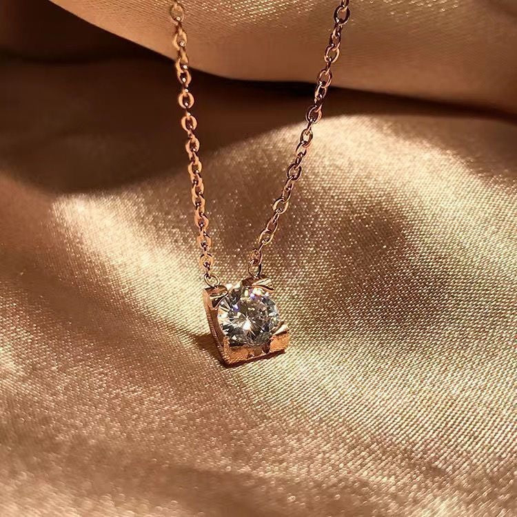 Pendentif en diamant simple à quatre griffes Collier en acier au titane