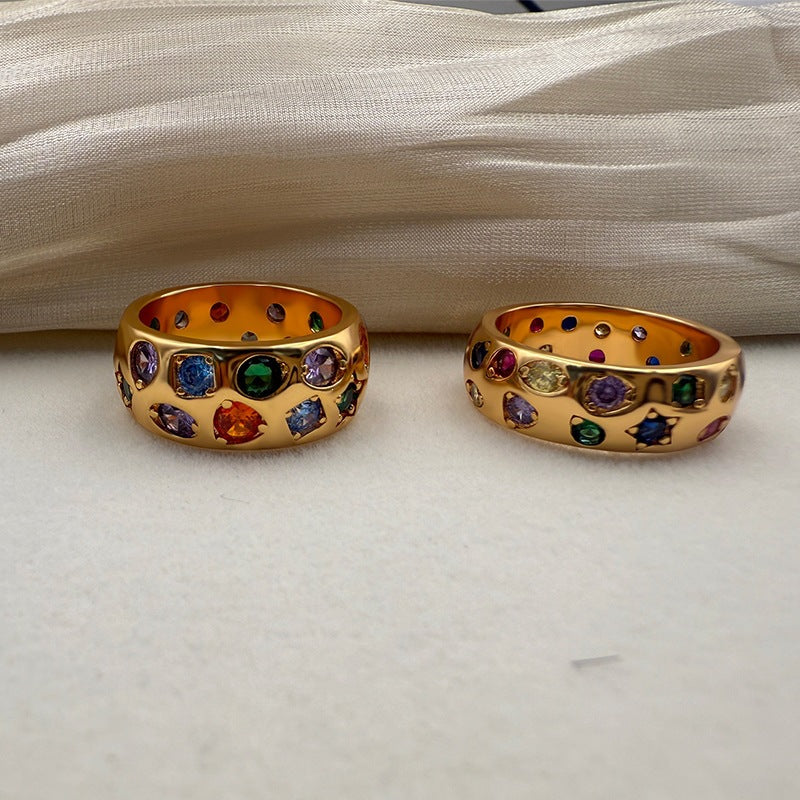 Anneau de femmes avec des zircons colorés