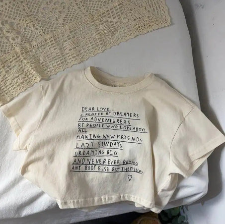T-shirt à manches courtes pour enfants avec un cou d'équipage et un design imprimé