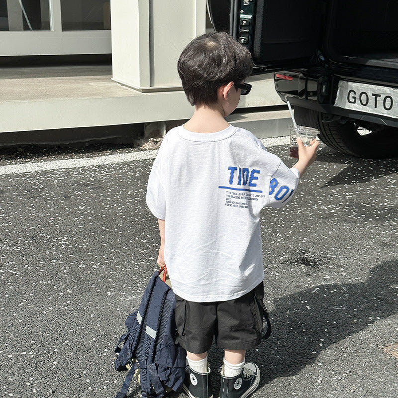 Bébé garçon d'été