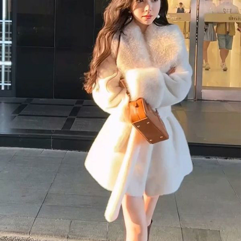Manteau de fourrure mi-longueur de femmes avec un grand collier de fourrure et ceinture liée