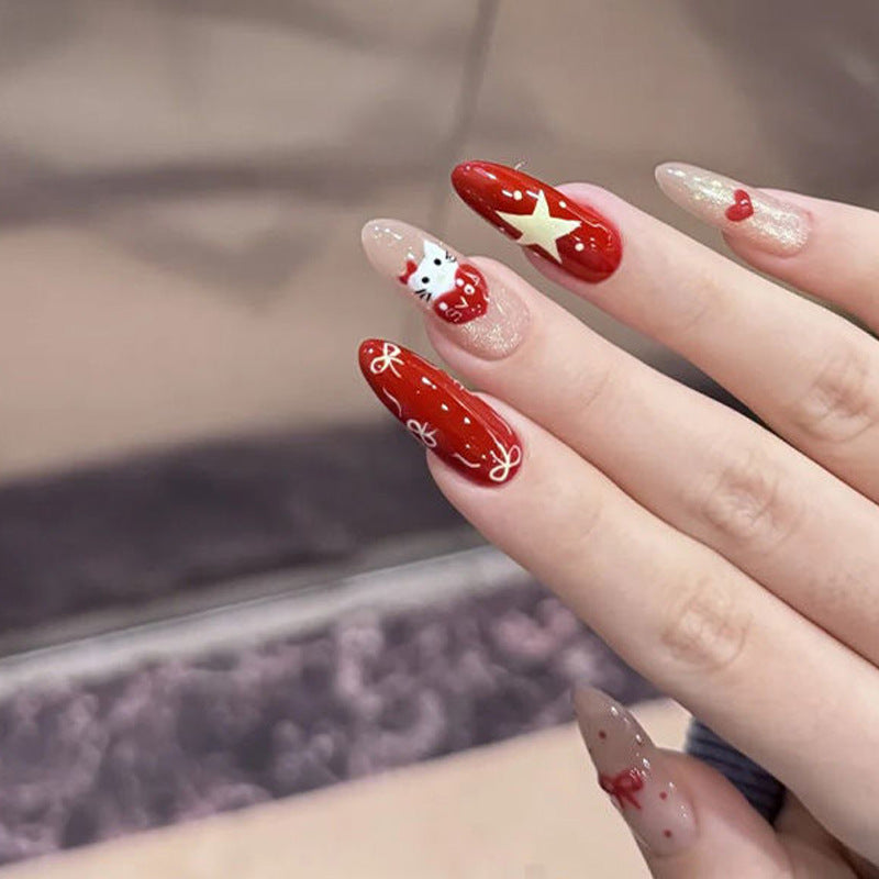 Belle fille portant de faux ongles