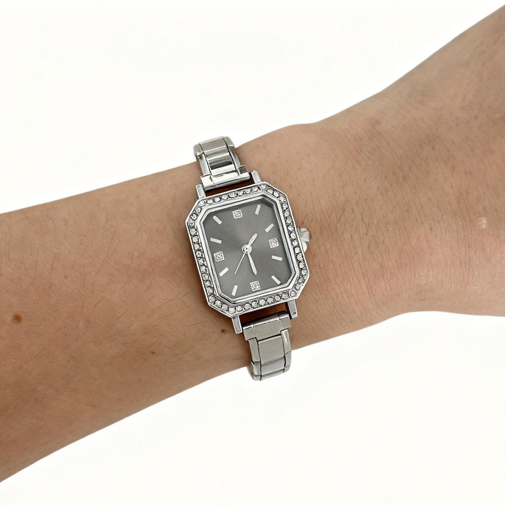 Montre carrée élégante pour les femmes avec un design chic embelli par le diamant