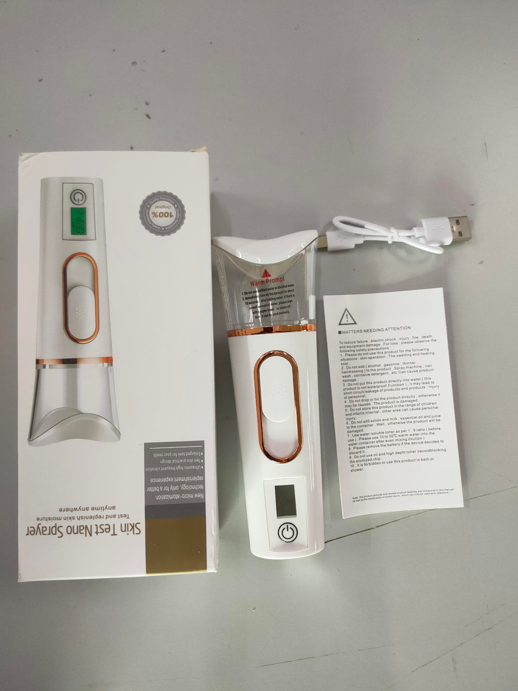 Humidificateur du visage de l'hydratant de test de peau à main