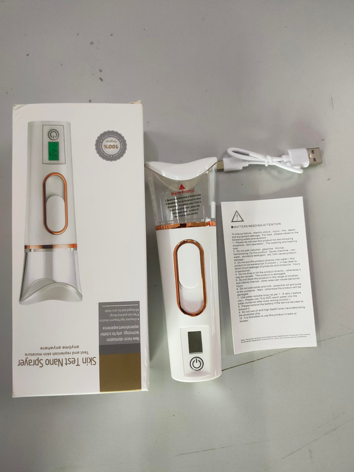 Humidificateur du visage de l'hydratant de test de peau à main