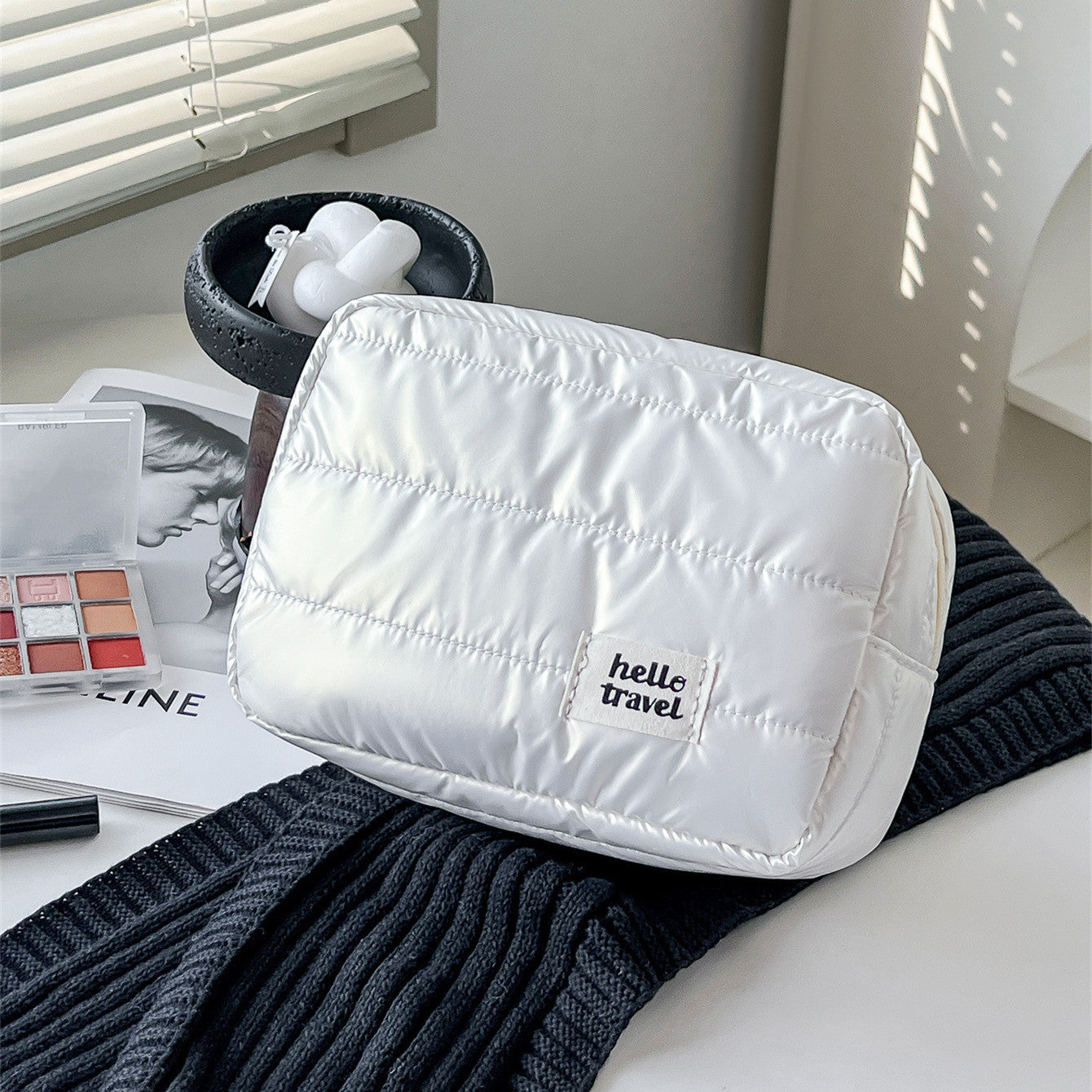 Sac de maquillage élégant de taille moyenne avec finition perle subtileElégant et spacieux