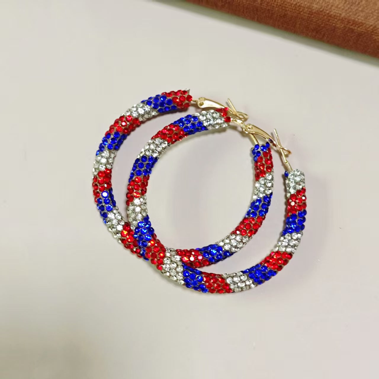 Boucles d'oreilles en forme de boucles d'enroulement entièrement diamantées