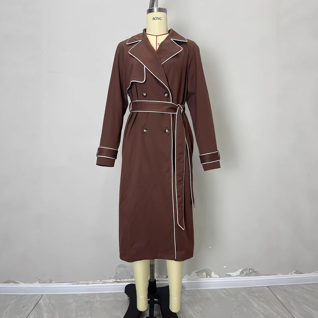Manteau de tranchée avec pointage exposé une ligne de taille définie et une ceinture de cravate