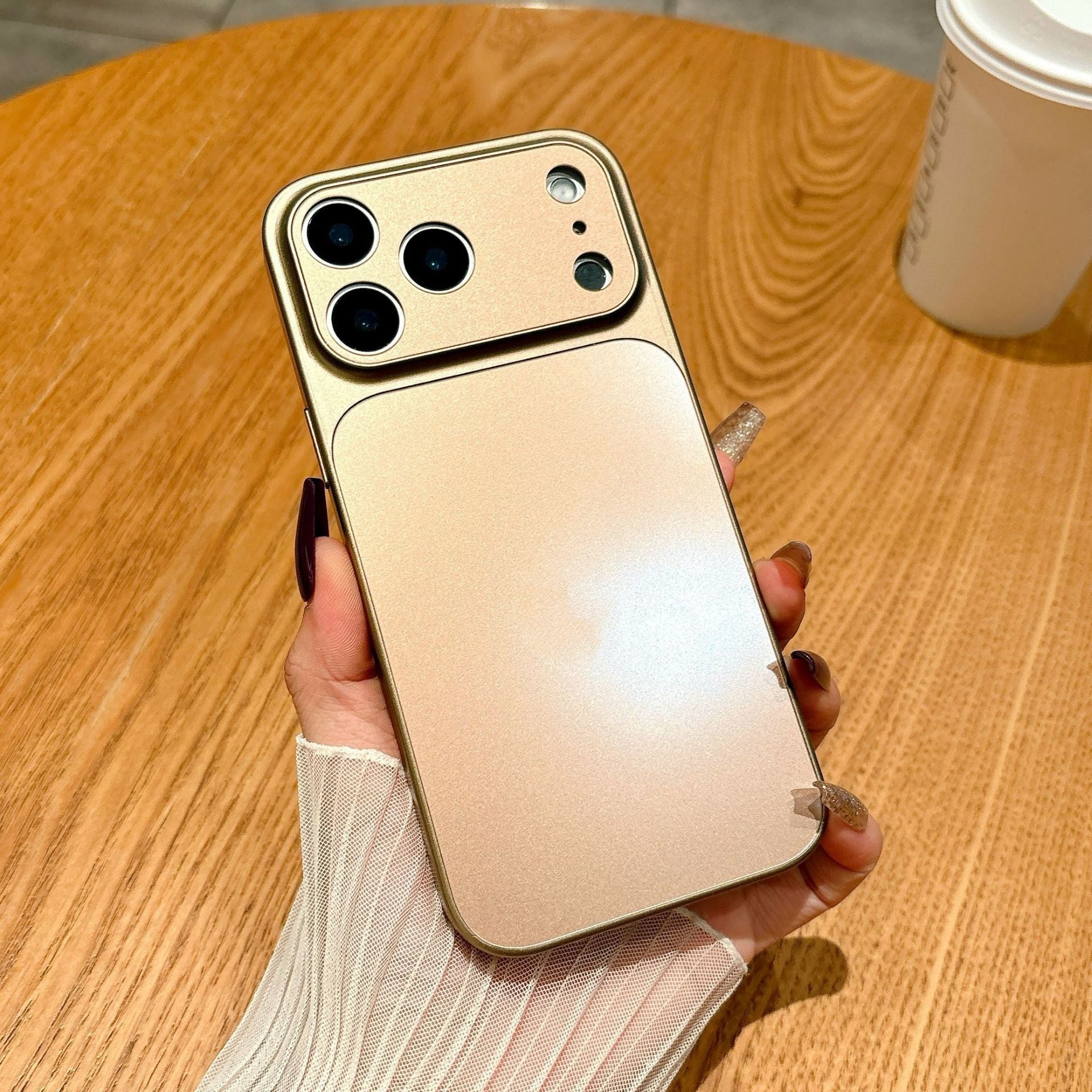 Boîtier grand format pour iPhone avec une finition douce et résistante à la chute