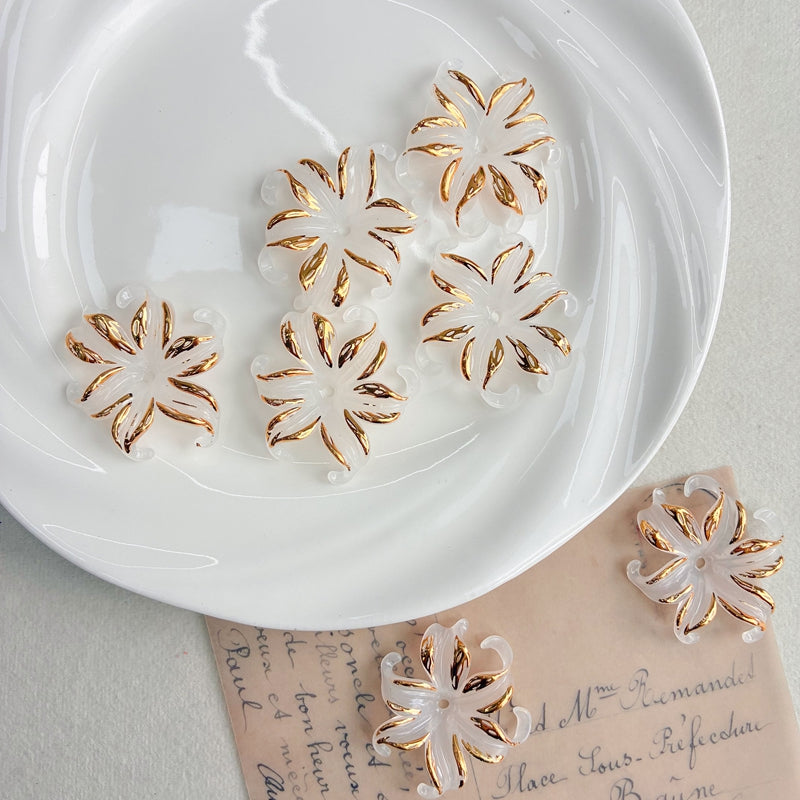 Charms de fleurs d'iris acrylique dorés à deux tons