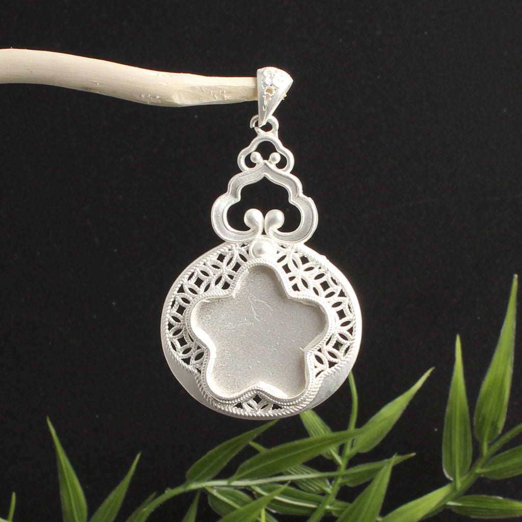 Pendentif papillon incrusté avec une cloche
