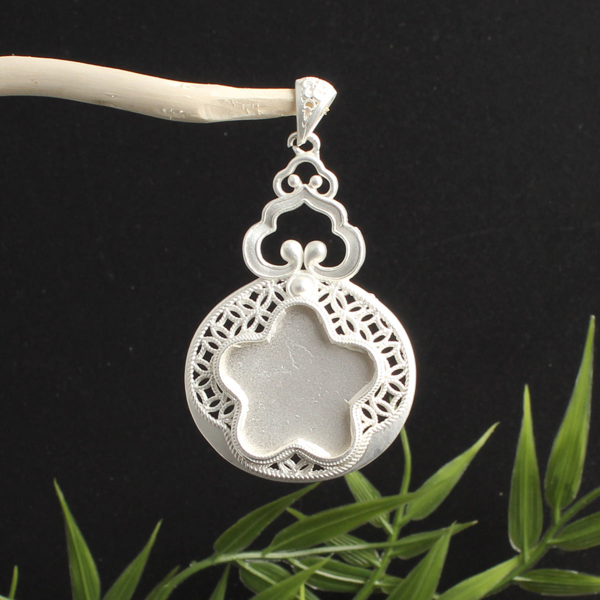 Pendentif papillon incrusté avec une cloche