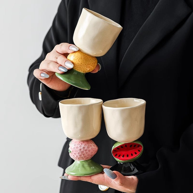Gobelet de céramique à la crème glacée aromatisée aux fruits