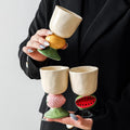 Gobelet de céramique à la crème glacée aromatisée aux fruits