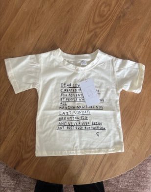 T-shirt à manches courtes pour enfants avec un cou d'équipage et un design imprimé