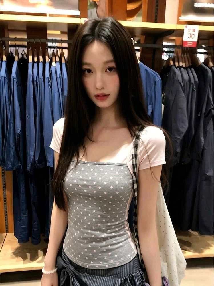 T-shirt à manches courtes à col carré à deux manches pour femmes