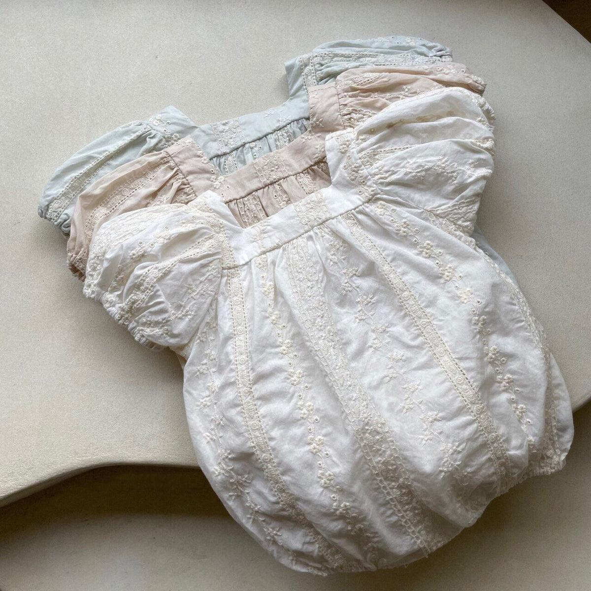 Puff de bébé fille manches une pièce Romper