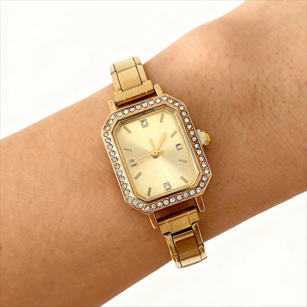 Montre carrée élégante pour les femmes avec un design chic embelli par le diamant