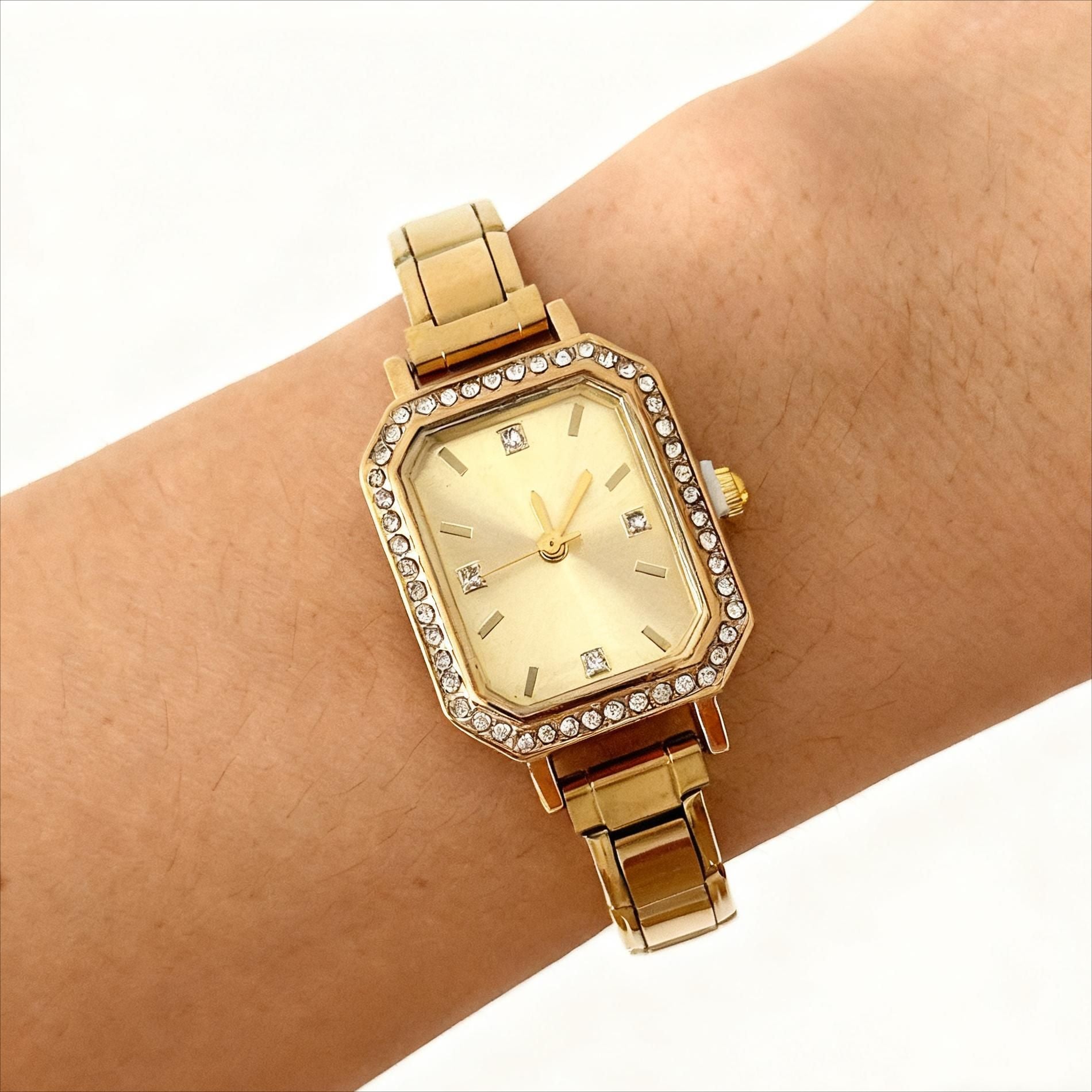 Montre carrée élégante pour les femmes avec un design chic embelli par le diamant