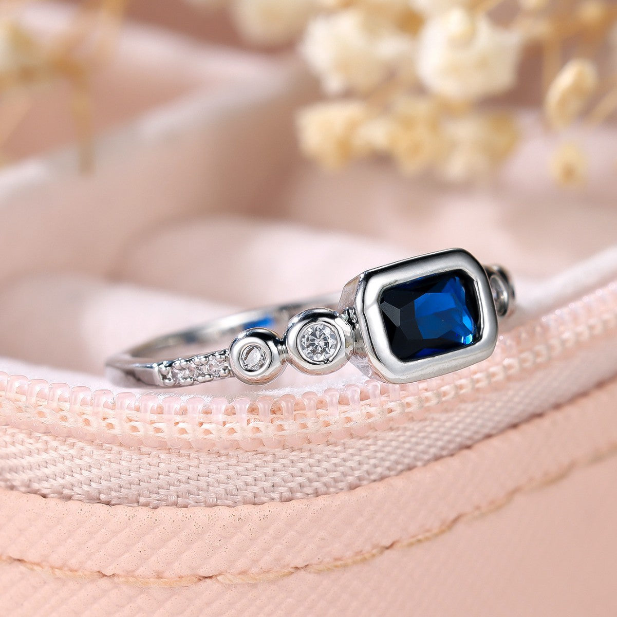 Simple saphir bleu rectangulaire et bague Zircon